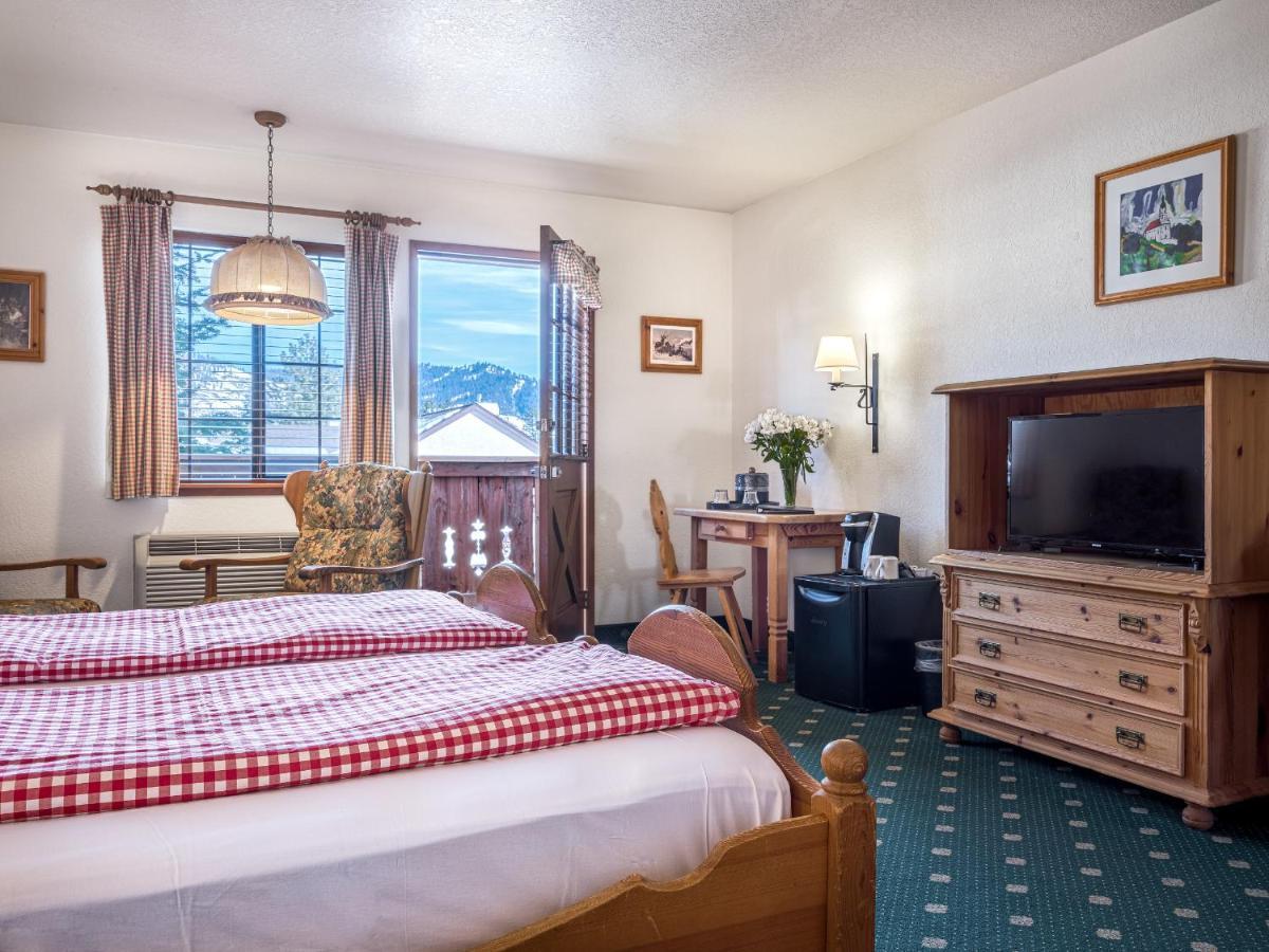 Deluxe King Room with Balcony,1361215301:JPEG